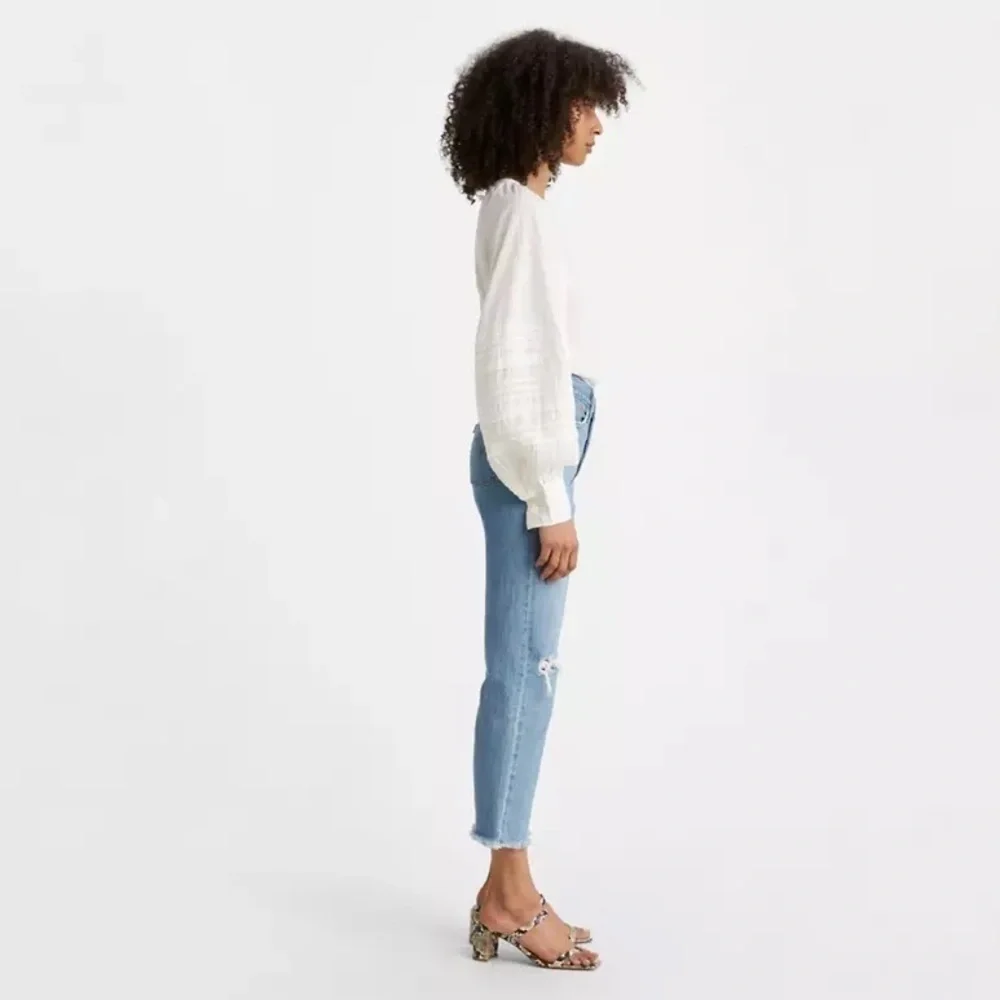 Levi's Wedgie Cropped Fray Hem Distressed High Waist Button Fly Blue Jeans 27 - Picture 4 of 9